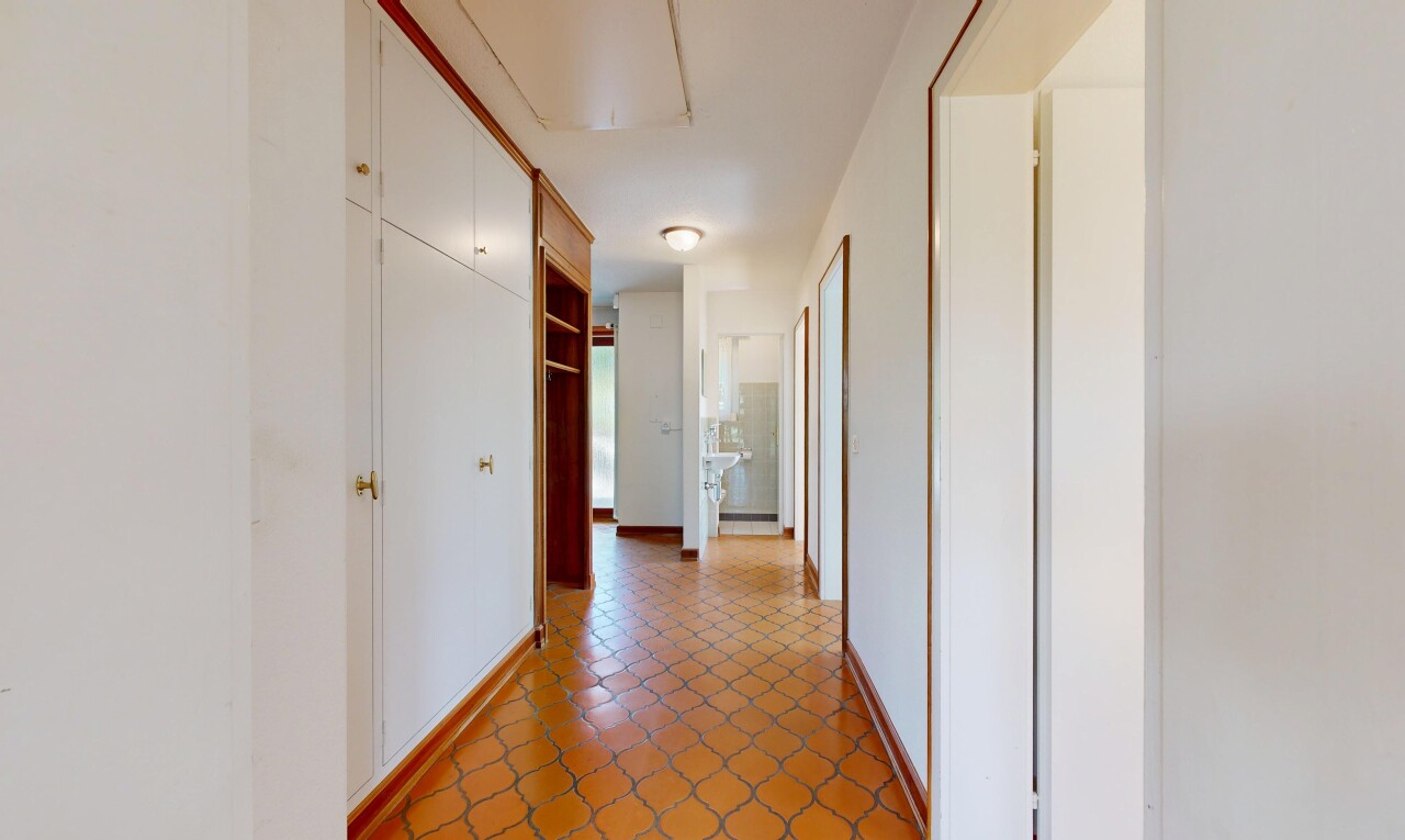 halle / korridor mit gipskartonwand, drywall, inside property, fliesenboden, und tile floor