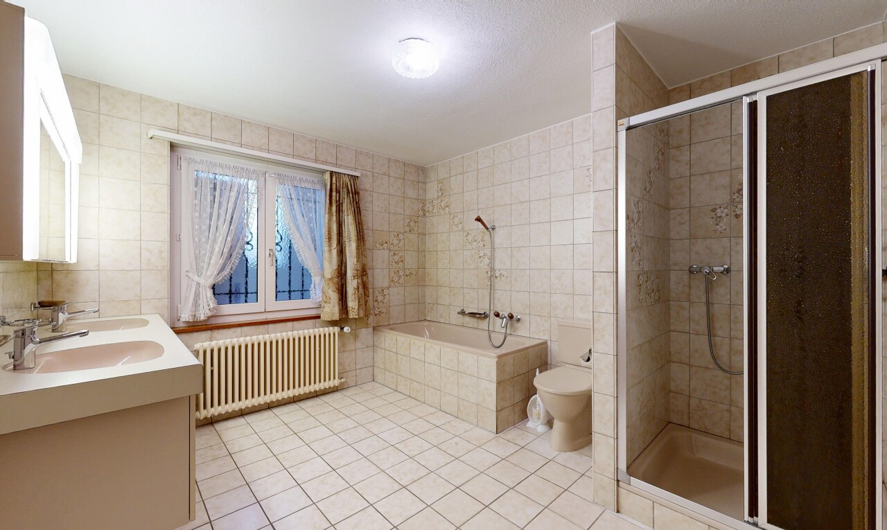 bad mit dusche, komplettes badezimmer, doppelwaschtisch, light floor, und toilette