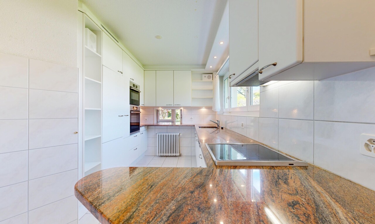 küche mit open shelves, offene regale, stone countertops, stein arbeitsplatten, und light floor
