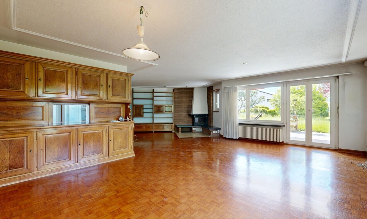 wohnzimmer mit holzfußboden, wood finish floor, inside property, kühler, und natürliches licht