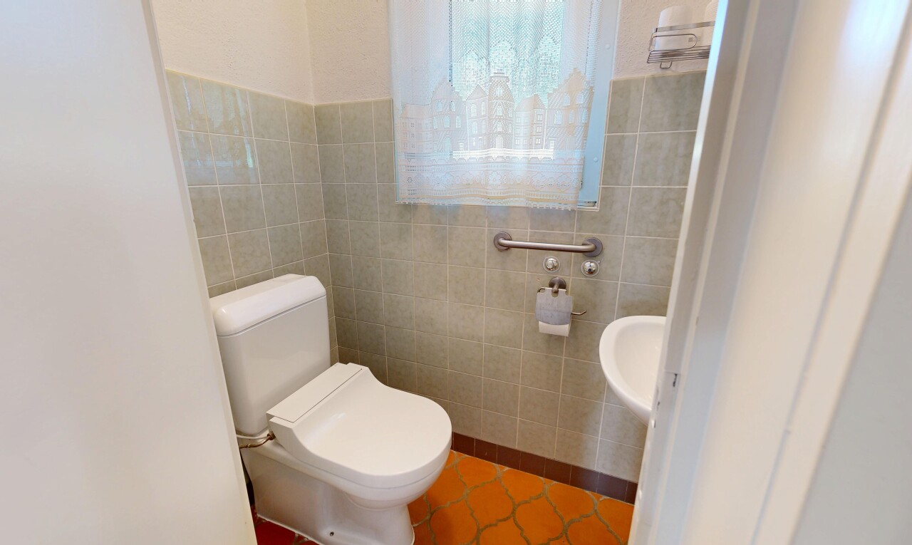 bad mit tile wall, fliesenwand, toilette, inside property, und natural light