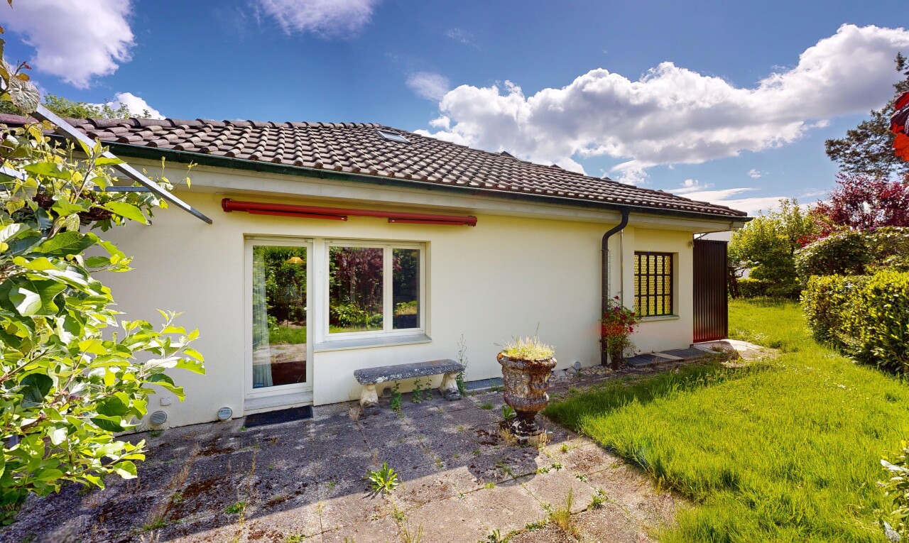außenansicht mit rasen, day time, from property, stuckverkleidung, und ziegeldach