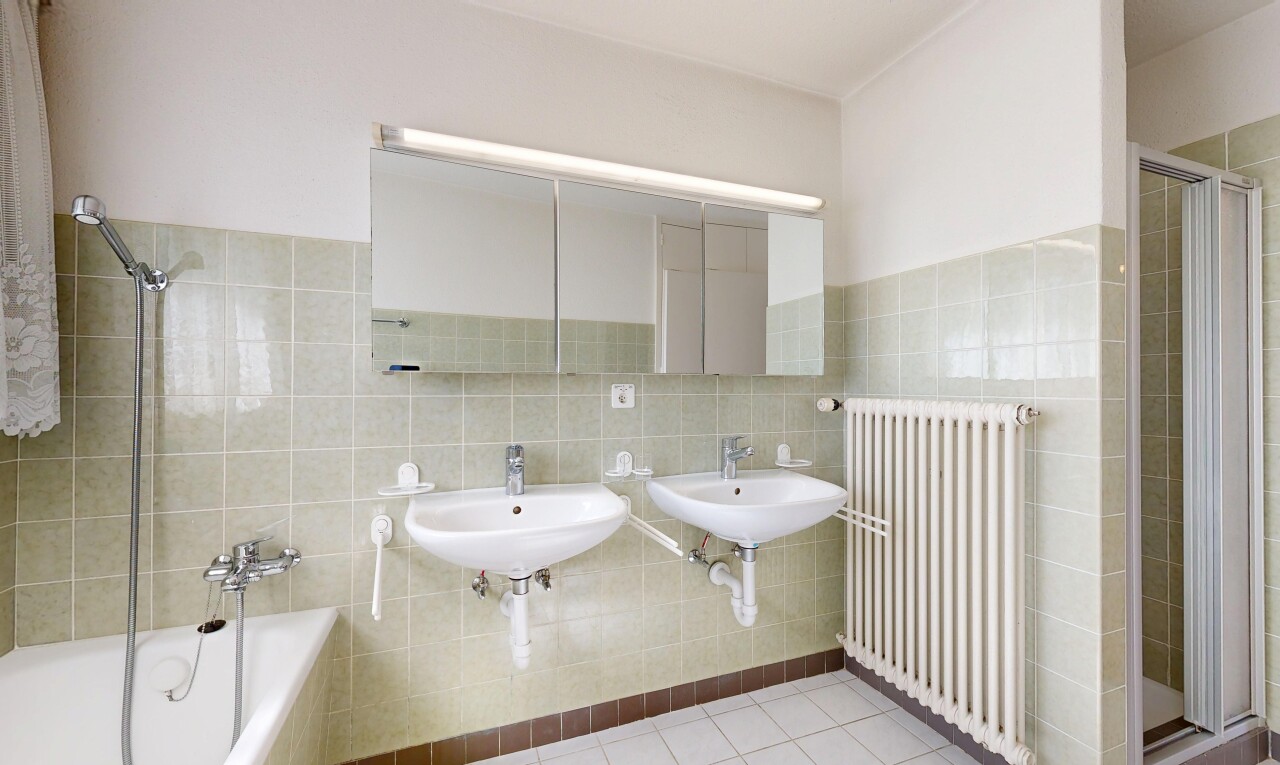 bad mit komplettes badezimmer, kühler, fliesenwand, tile wall, und inside property