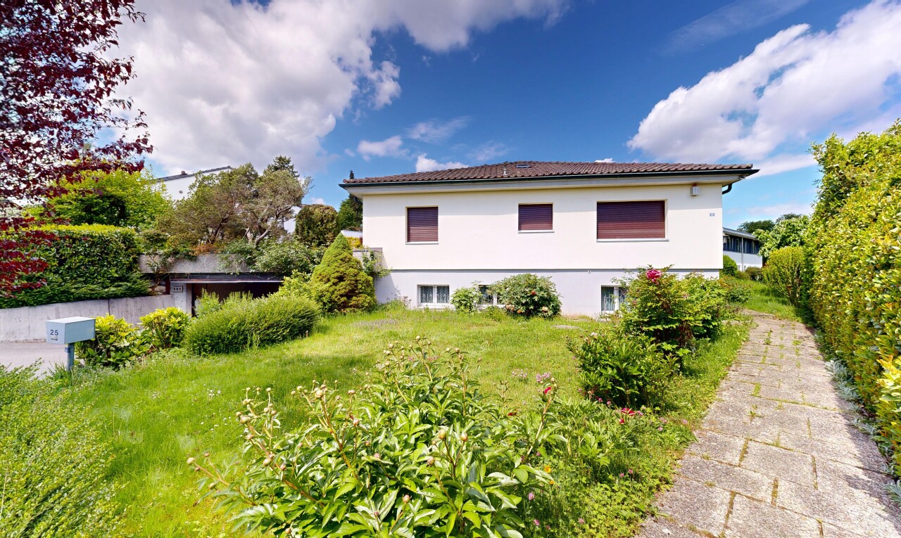 außenansicht mit stuckverkleidung, rasen, day time, property visible, und ziegeldach