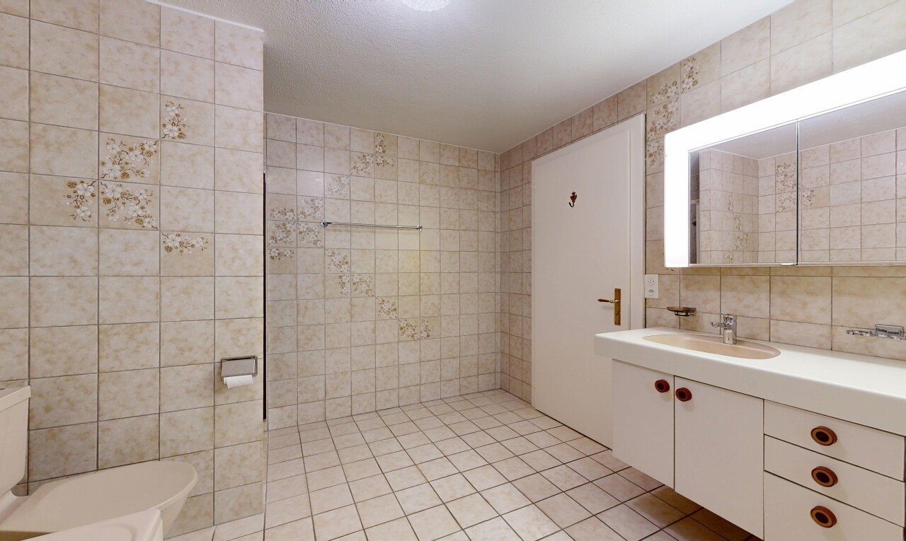 bad mit fliesenwand, tile wall, spiegel, komplettes badezimmer, und inside property