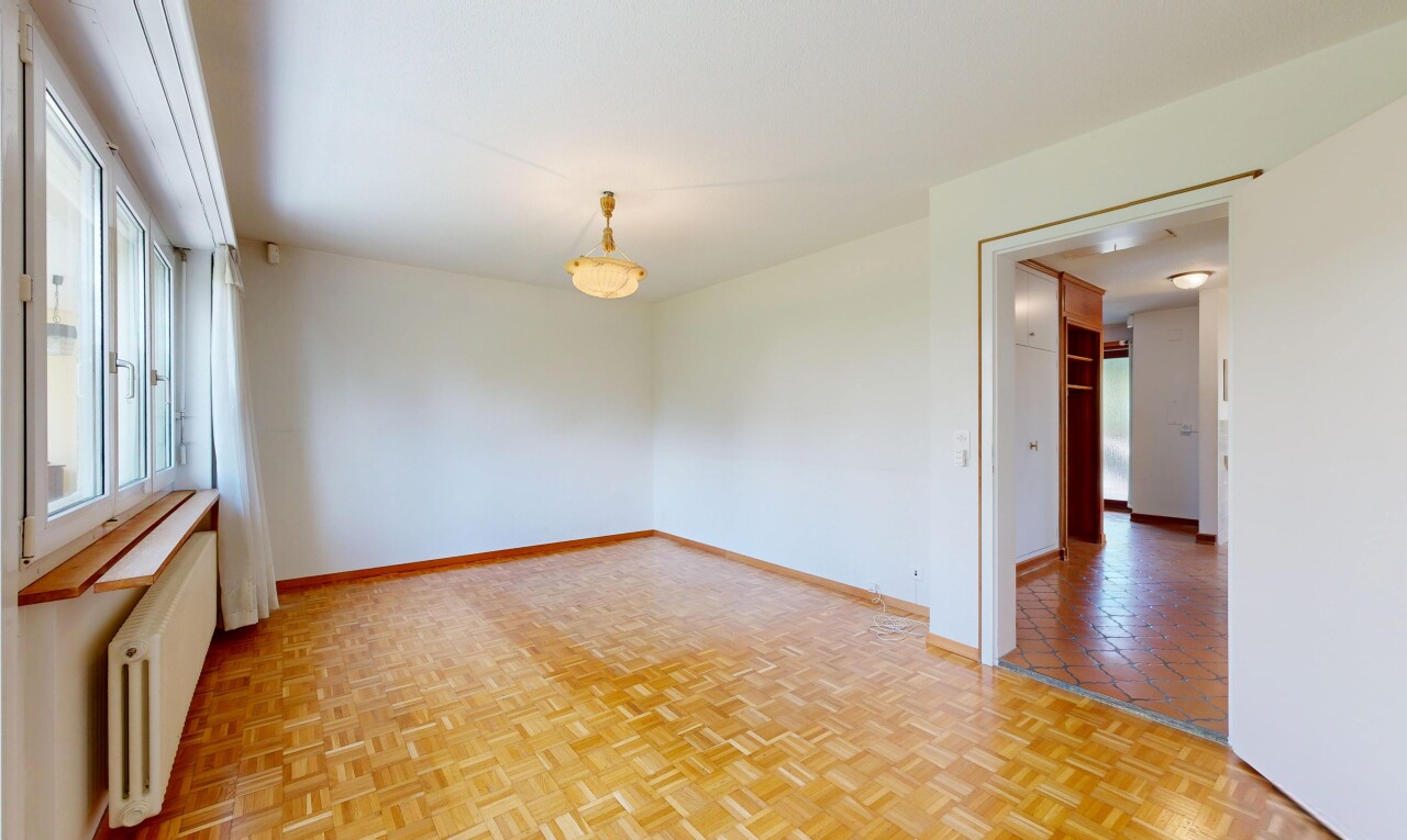 leerer raum mit gipskartonwand, drywall, kühler, inside property, und parquet floor