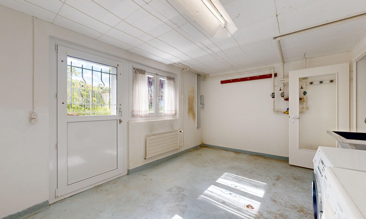 leerer raum mit betonboden, concrete floor, inside community, natürliches licht, und natural light