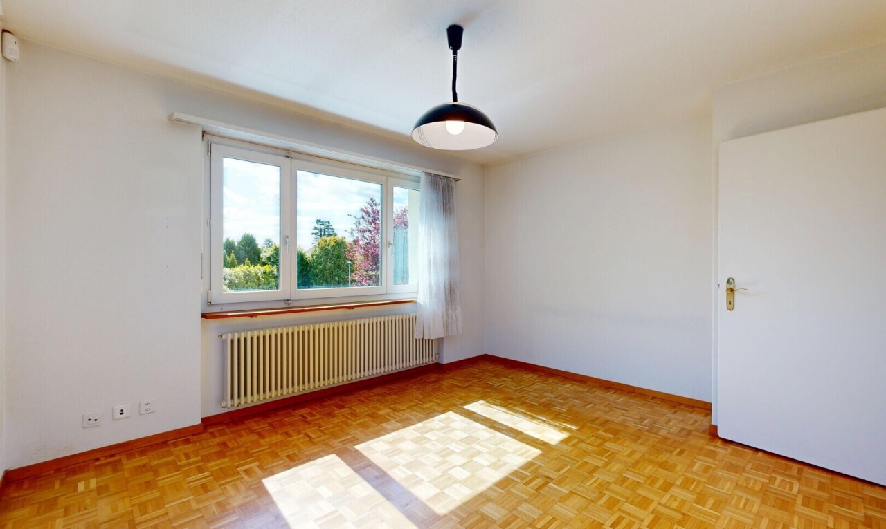 zimmer / schlafzimmer mit parquet floor, holzfußboden, wood finish floor, gipskartonwand, und drywall