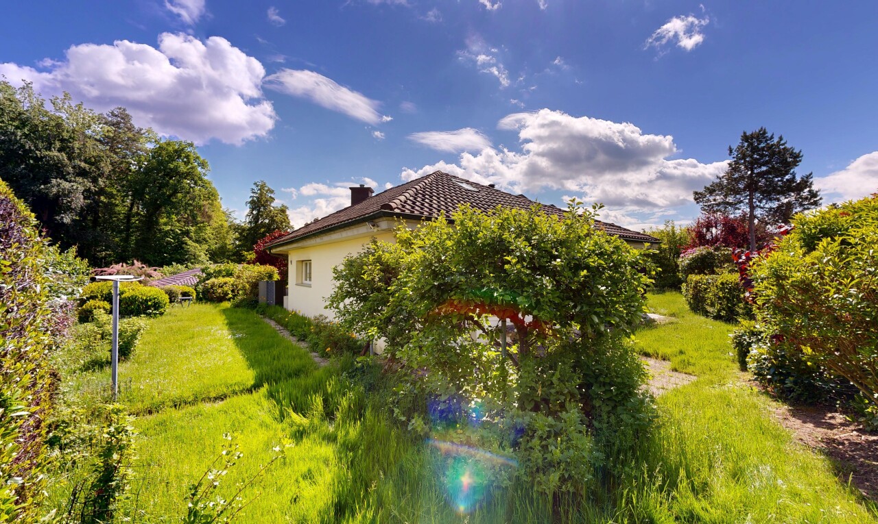 garten mit rasen, property visible, und day time