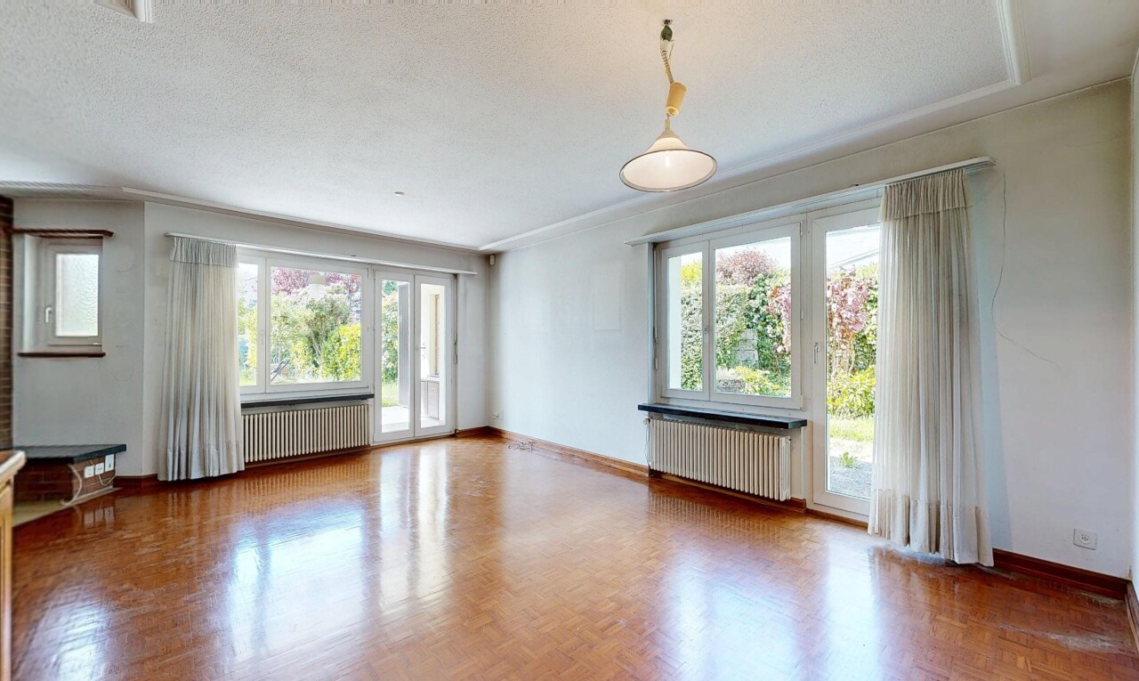 leerer raum mit kühler, inside property, spritzputz decke, textured ceiling, und sockelleisten