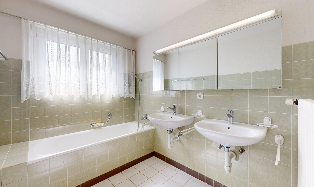 bad mit komplettes badezimmer, tile wall, fliesenwand, inside property, und kombiniertes bad / dusche
