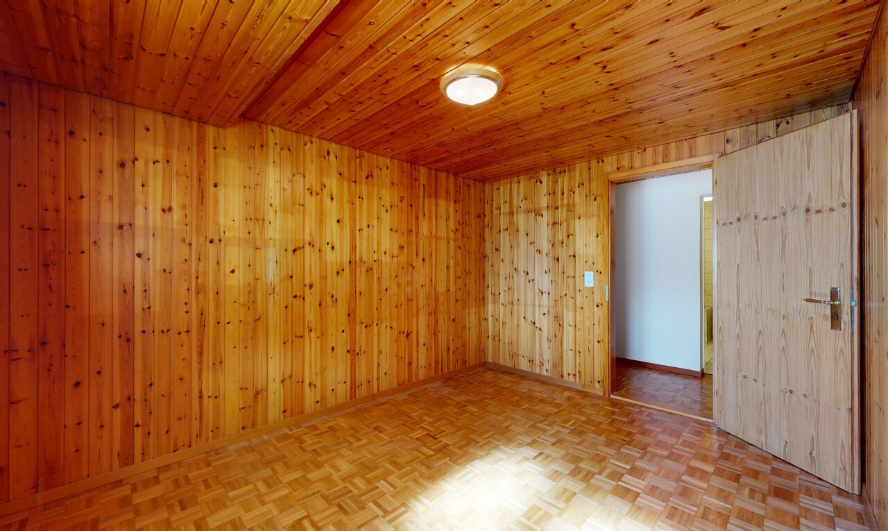 leerer raum mit parquet floor, wood finish floor, holzfußboden, inside property, und wood ceiling