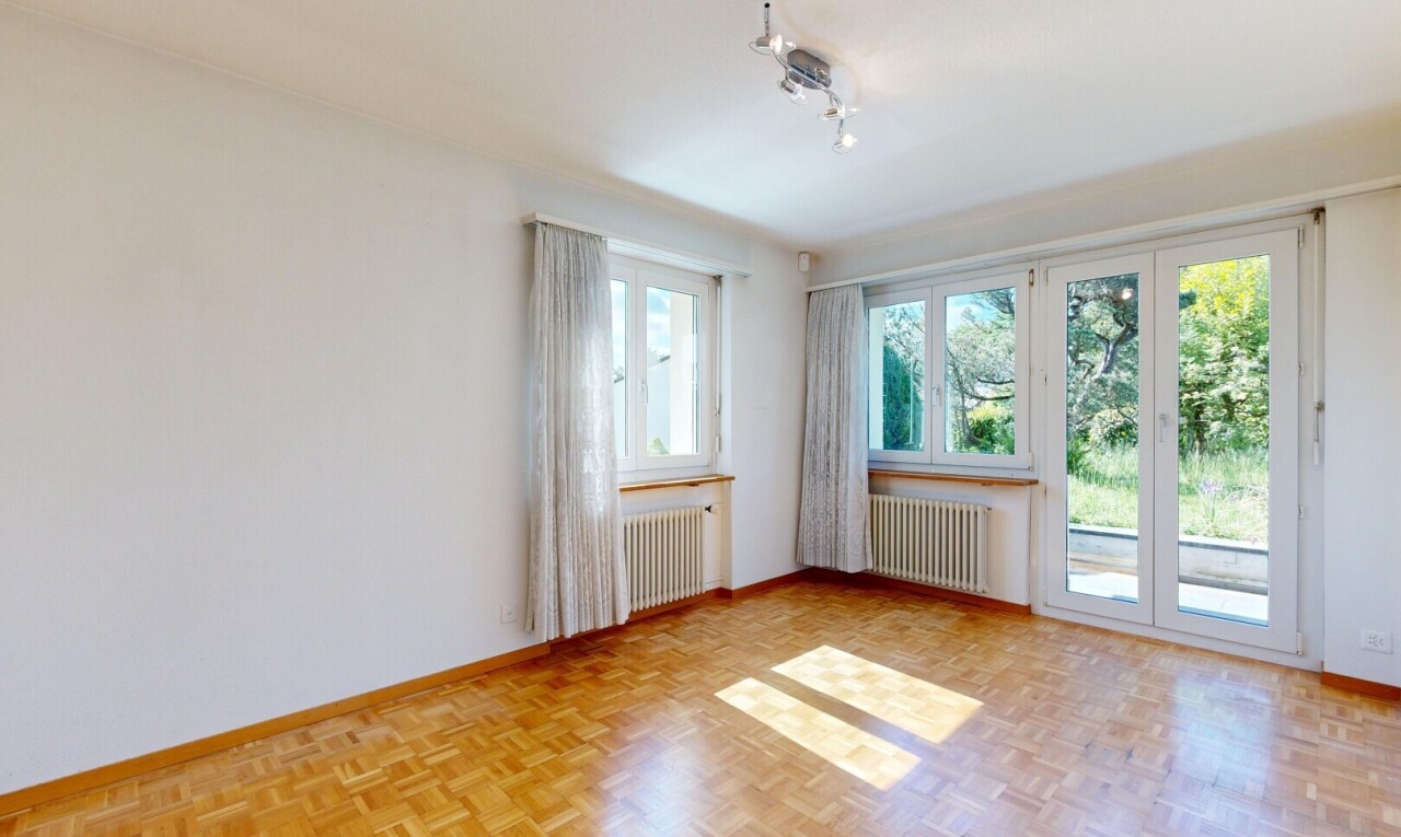 zimmer / schlafzimmer mit parquet floor, holzfußboden, wood finish floor, gipskartonwand, und drywall