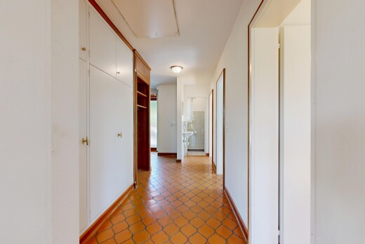 couloir avec cloison sèche, drywall, inside property, sol en carrelage, et tile floor