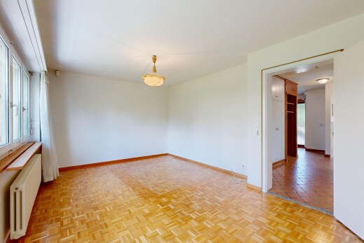 pièce vide avec cloison sèche, drywall, radiateur, inside property, et parquet floor