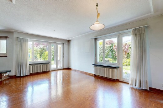 pièce vide avec radiateur, inside property, plafond texturé, textured ceiling, et plinthes murales