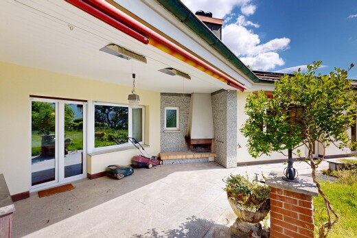 terrasse avec property visible, day time, et terrasse