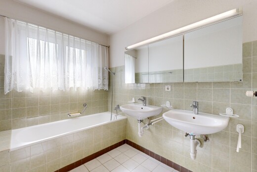 bad mit komplettes badezimmer, tile wall, fliesenwand, inside property, und kombiniertes bad / dusche