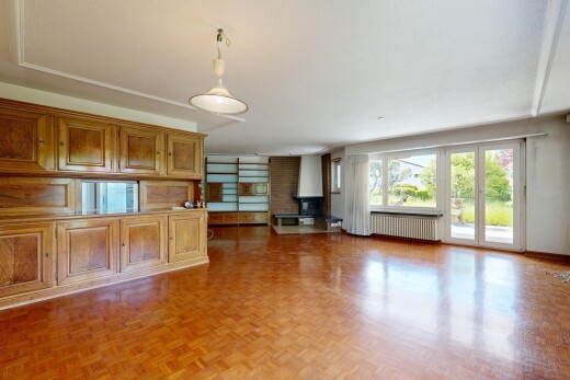 wohnzimmer mit holzfußboden, wood finish floor, inside property, kühler, und natürliches licht