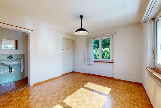 pièce vide avec radiateur, cloison sèche, drywall, plinthes murales, et baseboards wall