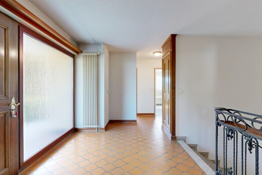 pièce vide avec cloison sèche, drywall, inside property, light floor, et lumière naturelle