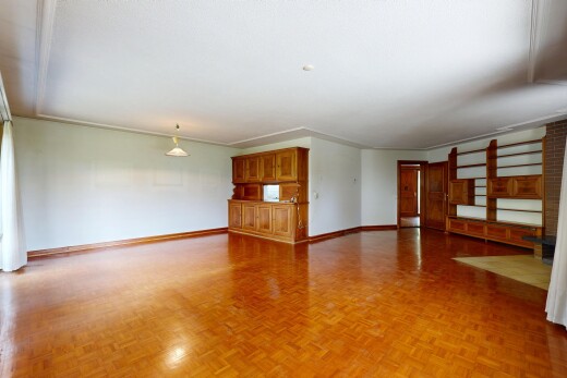 pièce vide avec inside property, cloison sèche, drywall, sol en finition bois, et wood finish floor