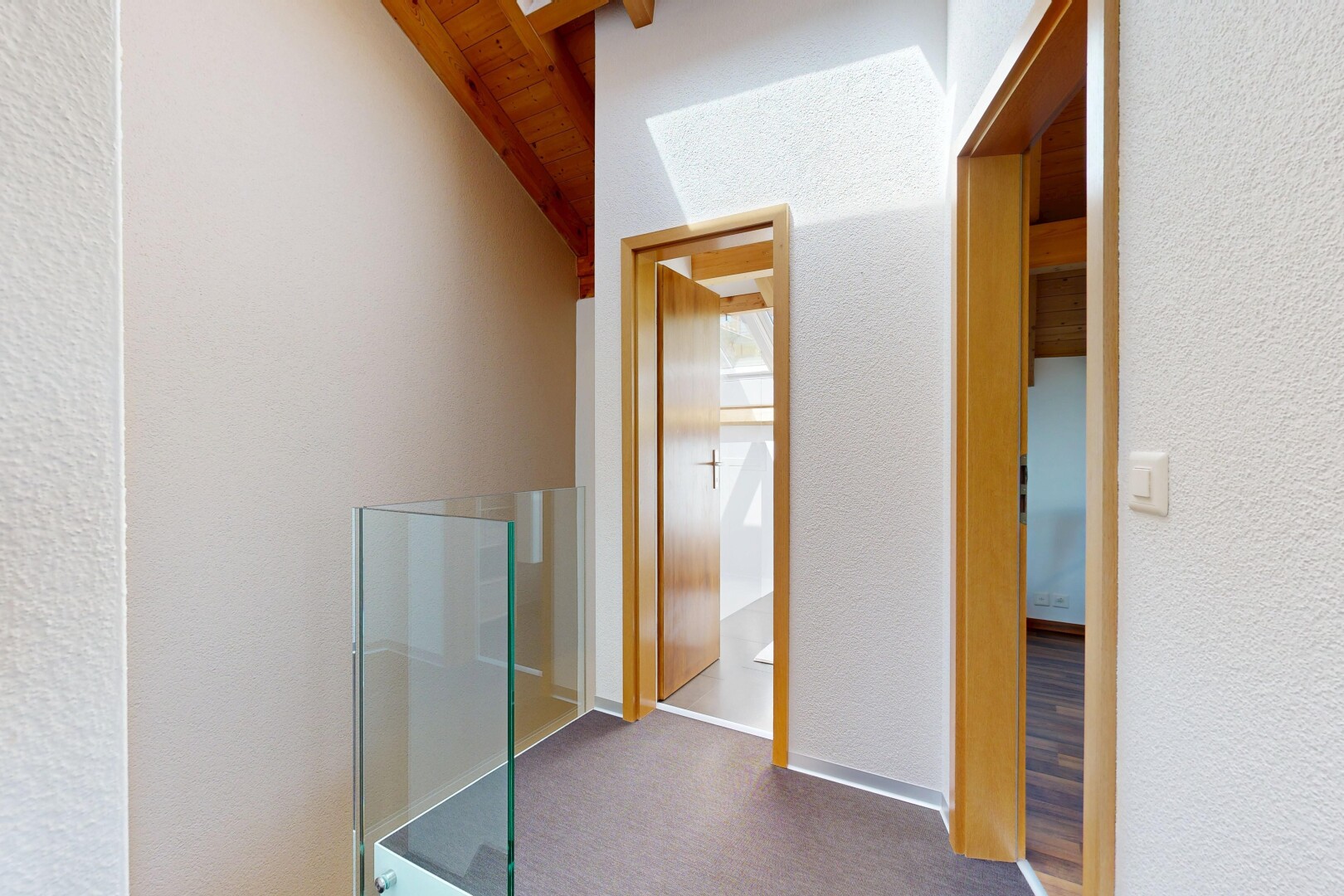halle / korridor mit textured wall, strukturierte wand, inside property, carpet, und teppich