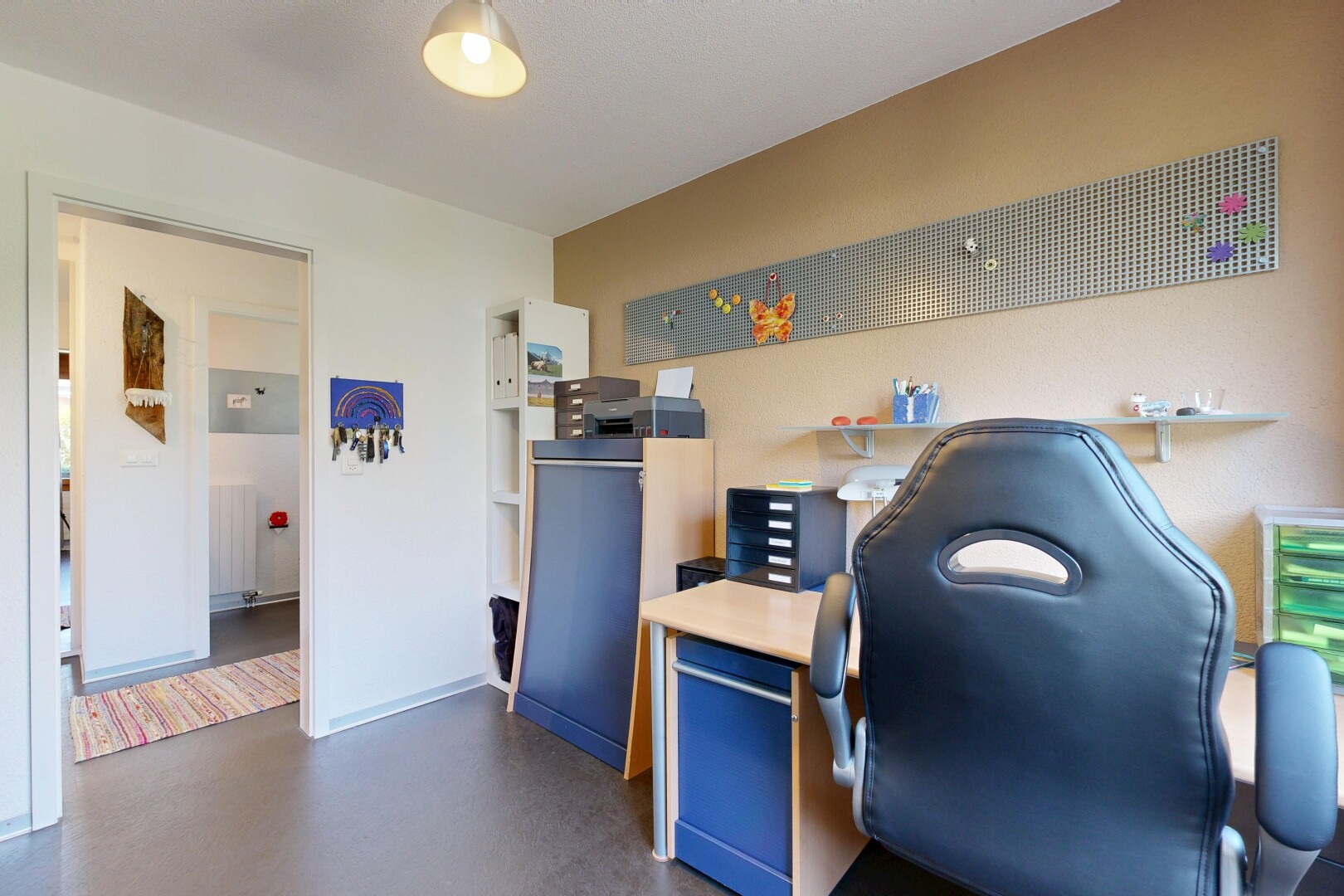 innenraum mit drywall, inside community, finished concrete floor, concrete floor, und bürobereich