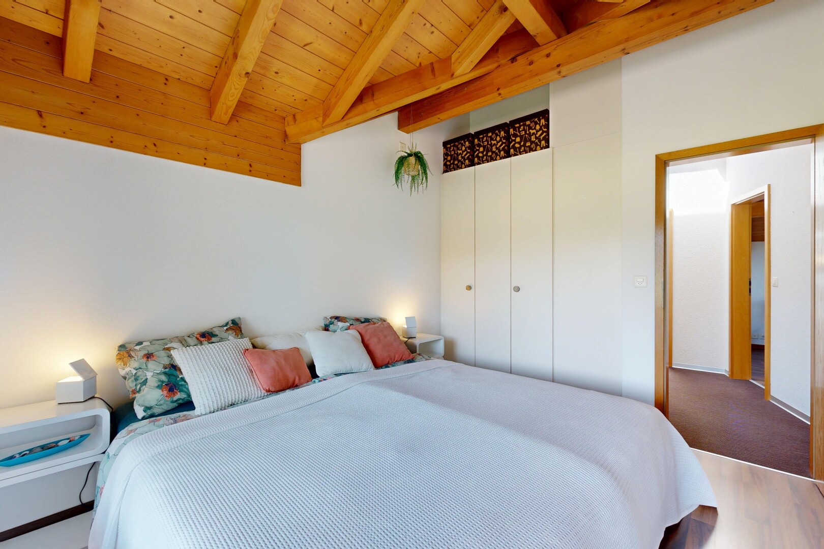 zimmer / schlafzimmer mit inside property, drywall, gipskartonwand, vaulted ceiling, und dachschräge