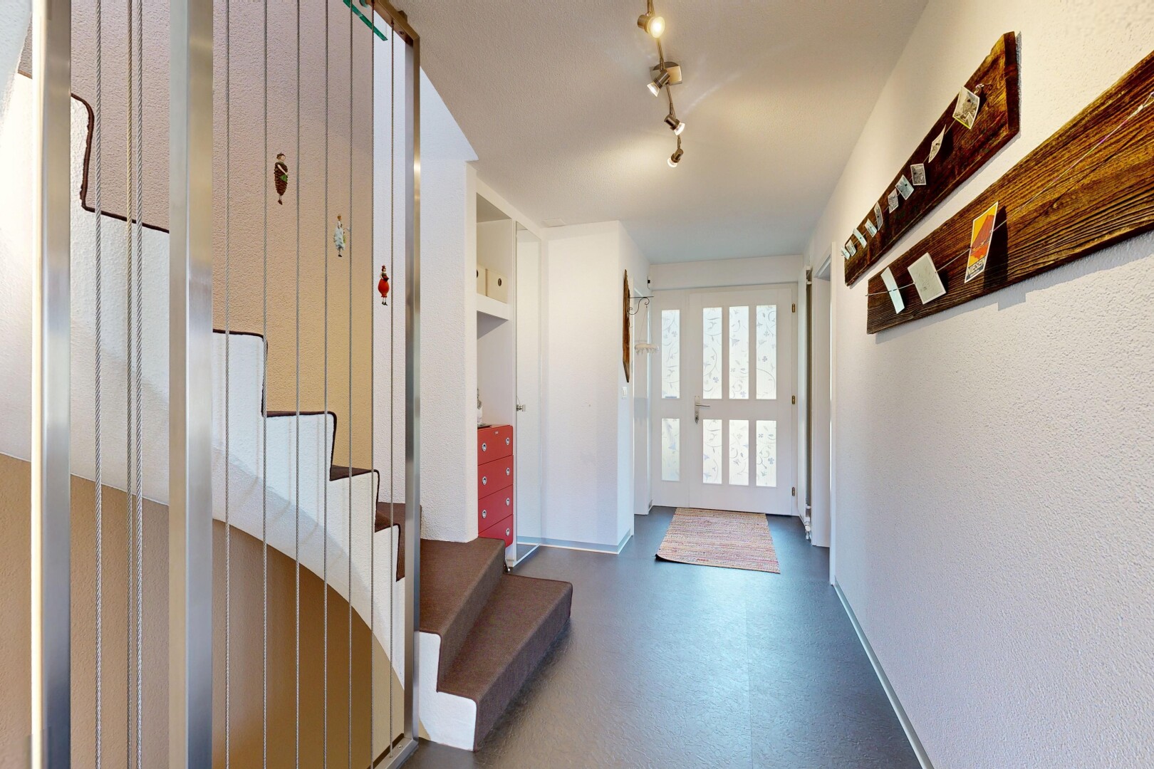halle / korridor mit treppen, natürliches licht, natural light, inside property, und sockelleisten