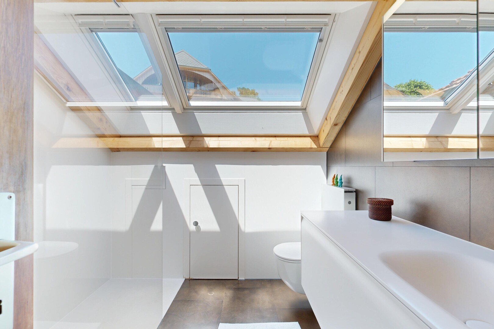 bad mit schminktisch, dachfenster, day time, toilette, und inside property