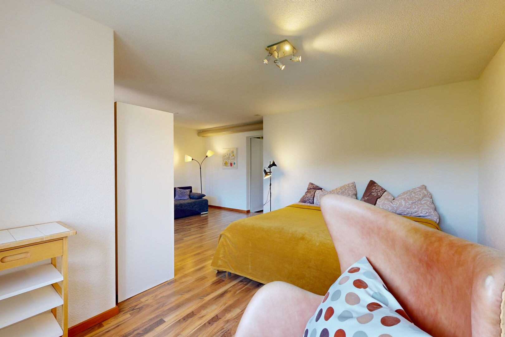 wohnzimmer mit gipskartonwand, drywall, holzfußboden, wood finish floor, und inside property