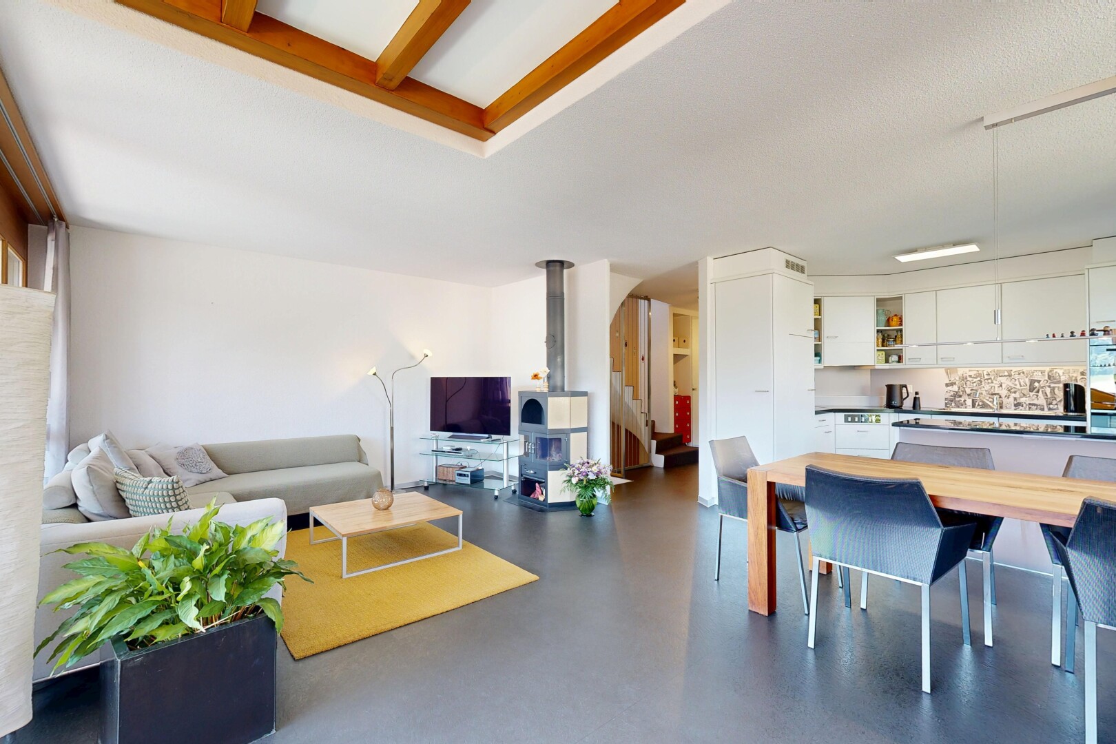 wohn- / esszimmer mit inside property, gipskartonwand, drywall, finished concrete floor, und betonboden