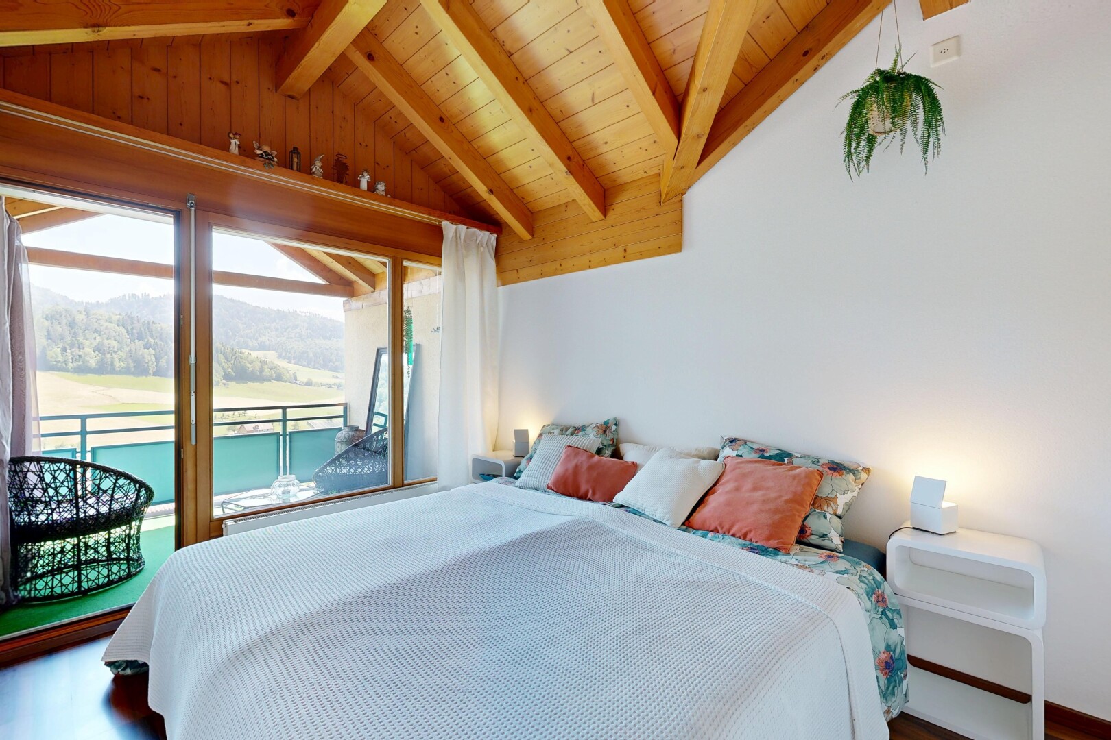 zimmer / schlafzimmer mit inside property, außenzugang, natural light, natürliches licht, und beamed ceiling
