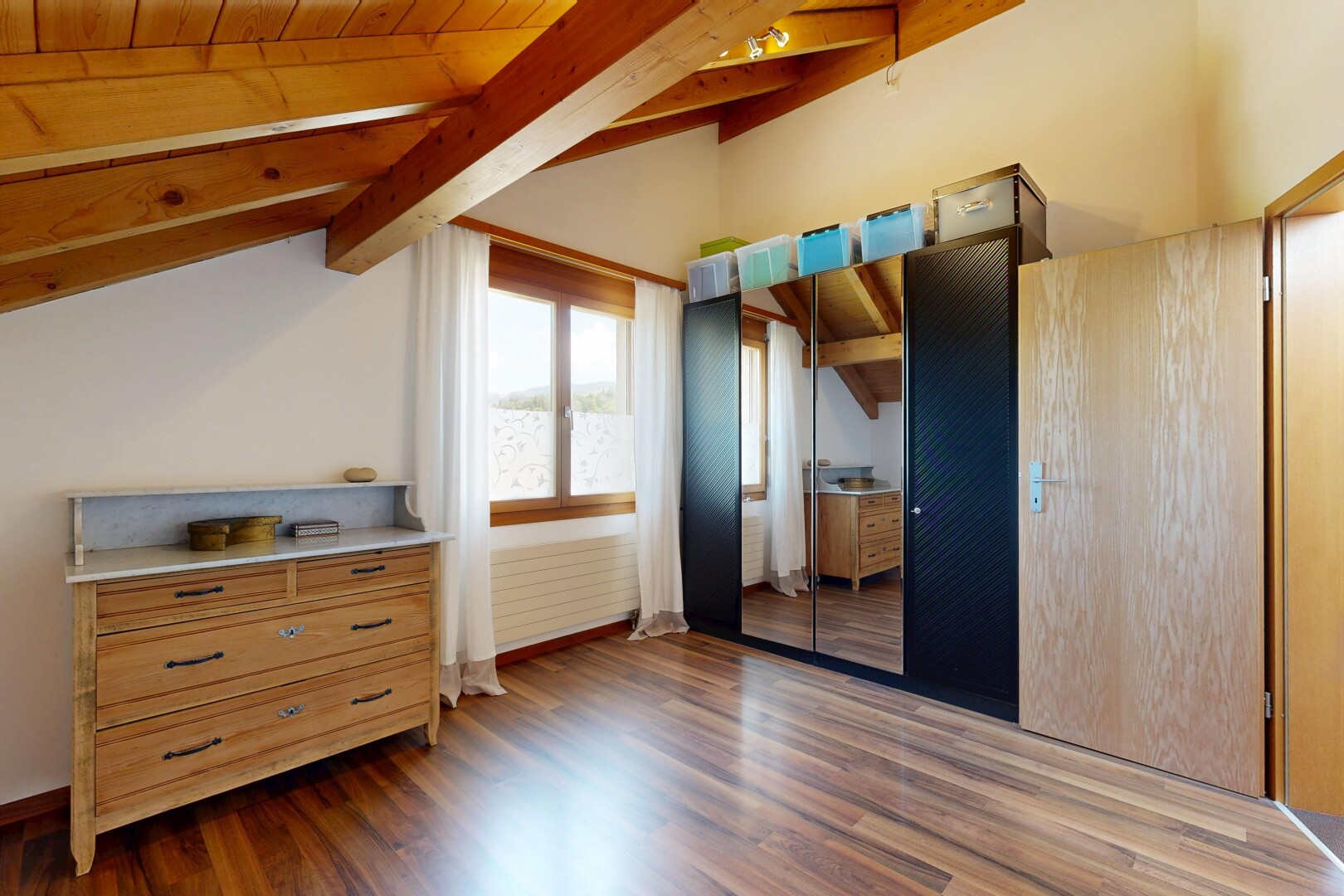 zimmer / schlafzimmer mit dachschräge, vaulted ceiling, natürliches licht, natural light, und dark floor