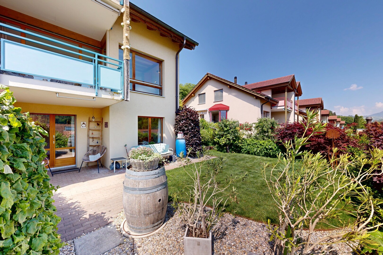 außenansicht mit rasen, stuckverkleidung, balkon, und day time
