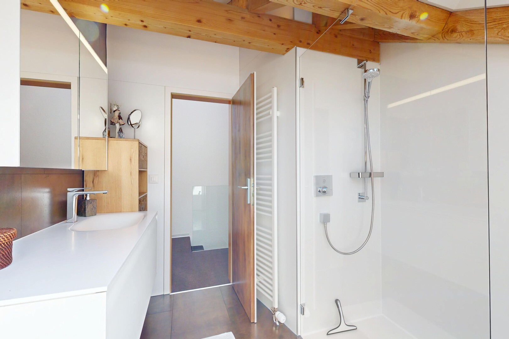 bad mit handtuchwärmer, spiegel, dark floor, dusche, und schminktisch