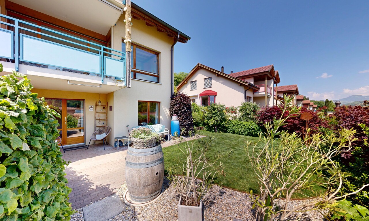 außenansicht mit rasen, stuckverkleidung, balkon, und day time