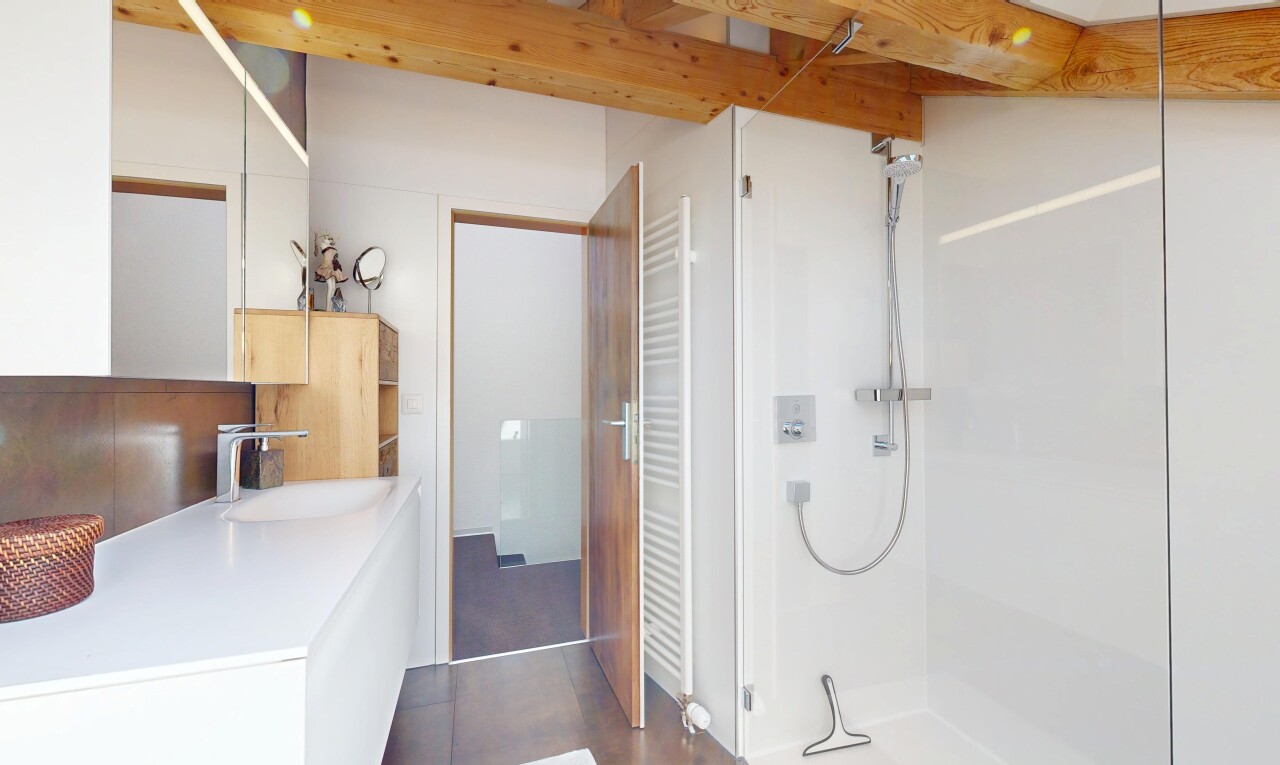 bad mit handtuchwärmer, spiegel, dark floor, dusche, und schminktisch
