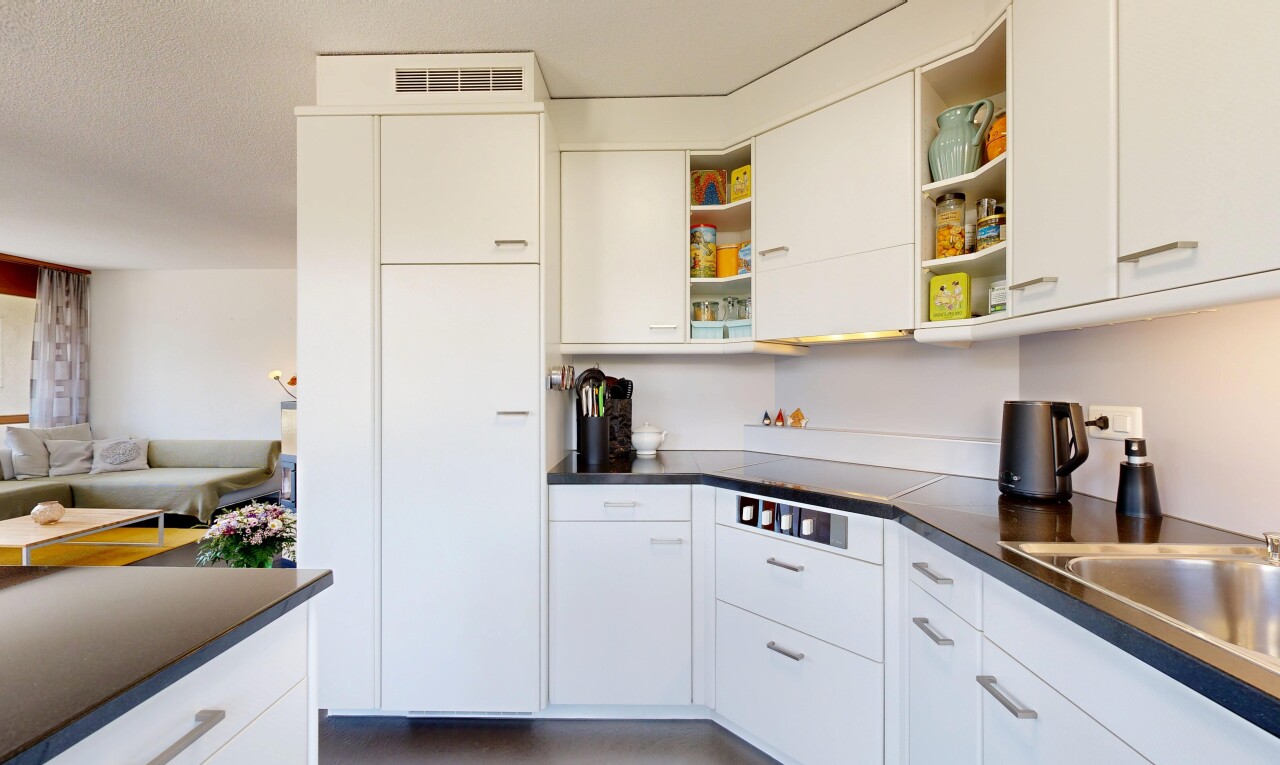 küche mit arbeitsplatten, dark countertops, weiße schränke, white cabinets, und inside property