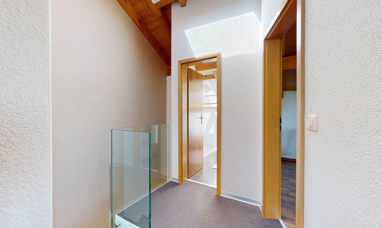 halle / korridor mit textured wall, strukturierte wand, inside property, carpet, und teppich