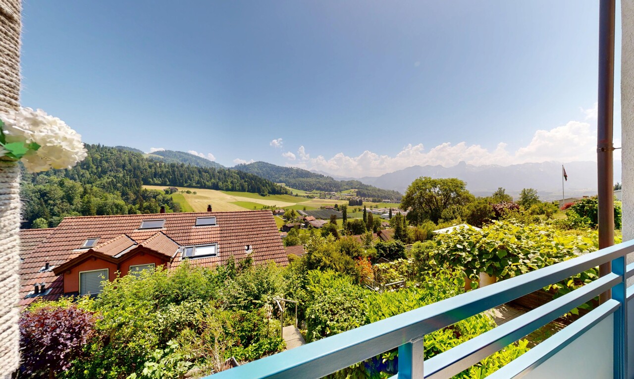 balkon mit from property, day time, mountain view, blick auf die berge, und balkon
