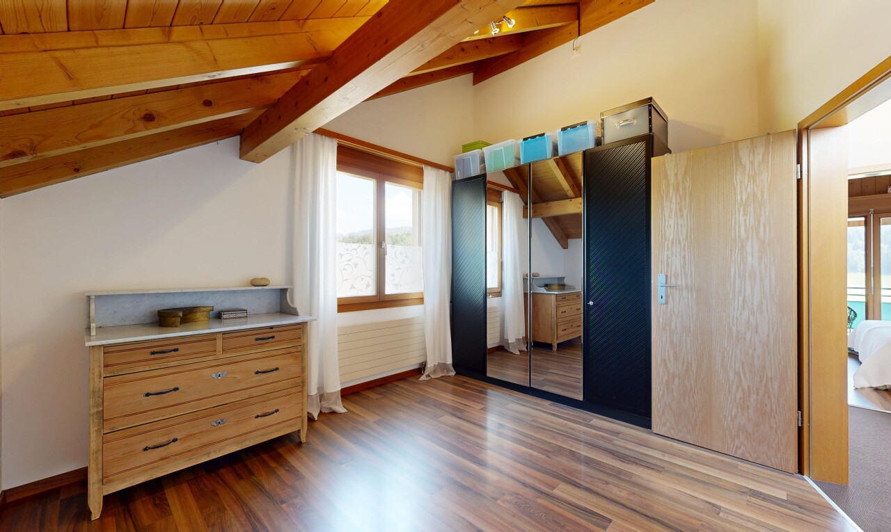 zimmer / schlafzimmer mit dachschräge, vaulted ceiling, natürliches licht, natural light, und dark floor