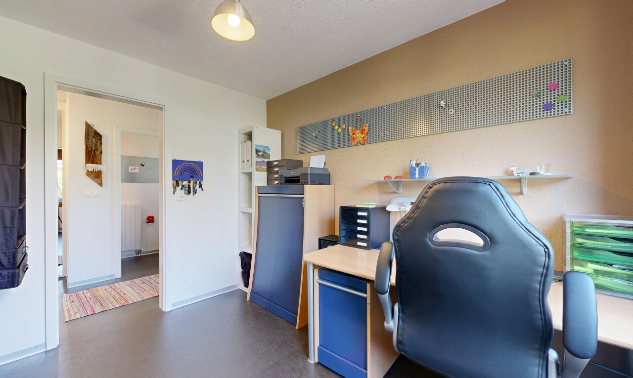innenraum mit drywall, inside community, finished concrete floor, concrete floor, und bürobereich