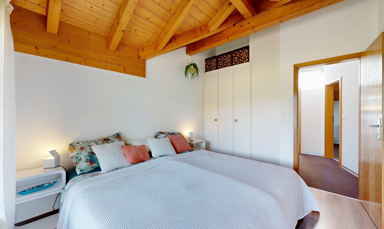 zimmer / schlafzimmer mit inside property, drywall, gipskartonwand, vaulted ceiling, und dachschräge