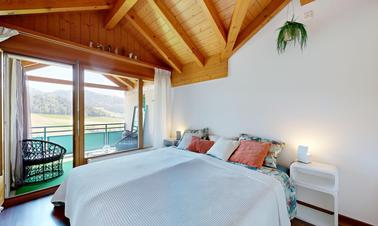 zimmer / schlafzimmer mit inside property, außenzugang, natural light, natürliches licht, und beamed ceiling
