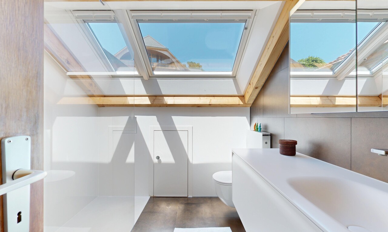 bad mit schminktisch, dachfenster, day time, toilette, und inside property
