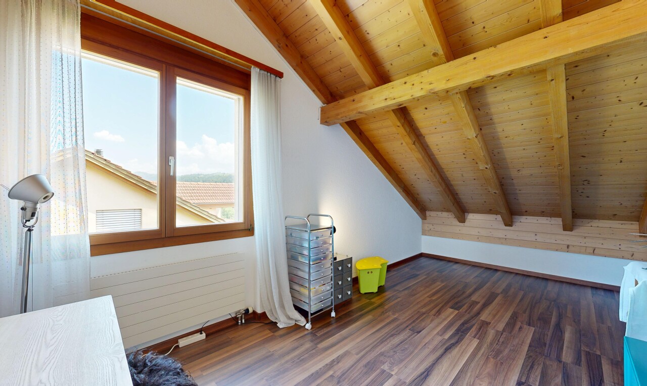 leerer raum mit beamed ceiling, balkendecke, wood finish floor, holzfußboden, und vaulted ceiling