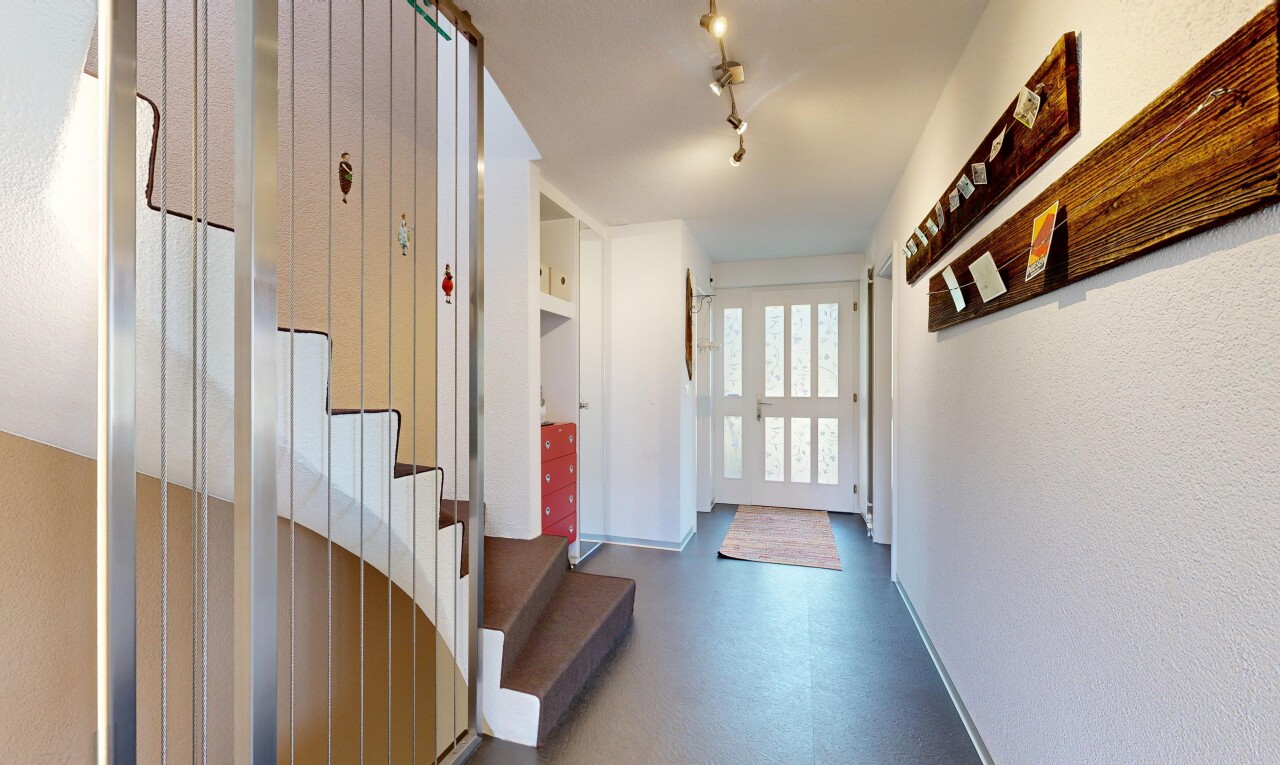 halle / korridor mit treppen, natürliches licht, natural light, inside property, und sockelleisten