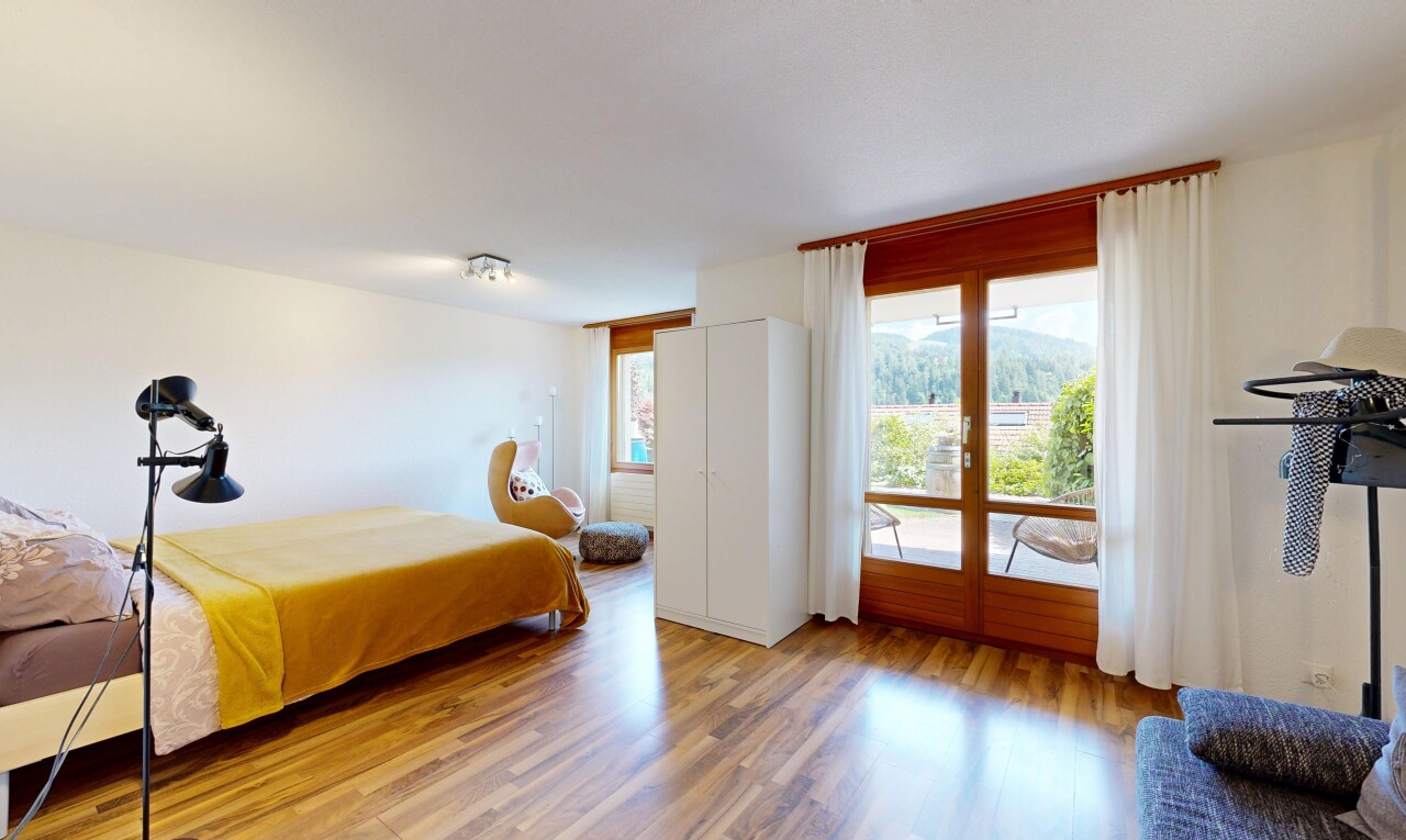 zimmer / schlafzimmer mit wood finish floor, holzfußboden, natural light, natürliches licht, und drywall